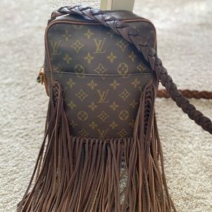 Authentic Louis Vuitton Vintage Boho Crossbody bag! 👜 🥰